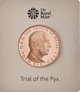 puk1870g - celebrating the 70th birthday of hrh the prince of wales 2018 uk 5 gold proof coin reverse - trial of the pyx in packaging Fotor